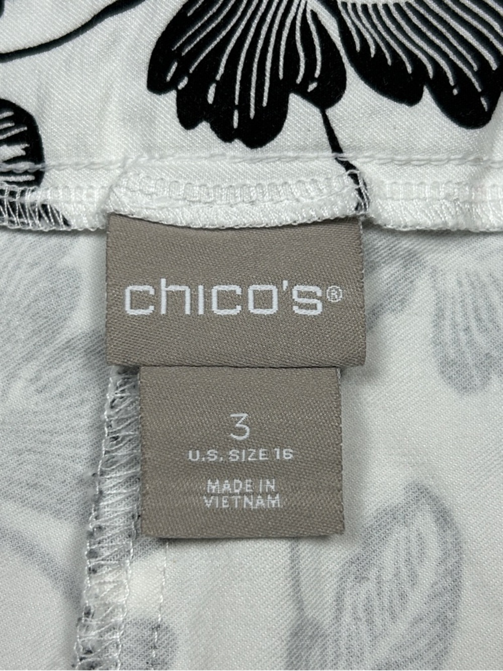 Chicos Floral Shorts Size 3 US 16 Black White Stretch Rayon Cotton Women - Picture 5 of 11